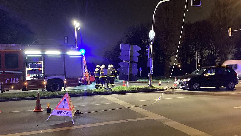 Einsatz der Feuerwehr München bei einem Verkehrsunfall An der Point in Riem.
