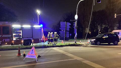 Einsatz der Feuerwehr München bei einem Verkehrsunfall An der Point in Riem.