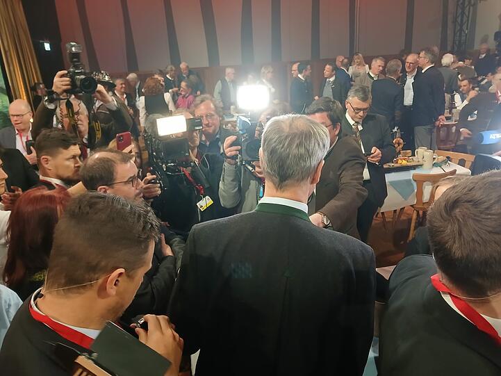 Markus Söder beantwortet die Fragen der wartenden Reporter.