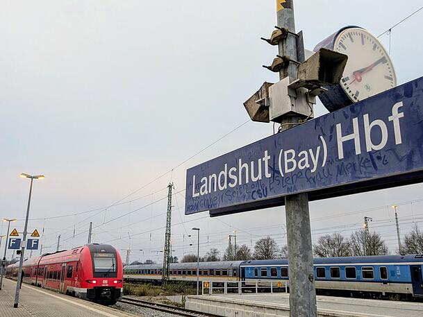 Ein trister Dezember-Morgen. Vom Bahnhof in Landshut kann man aktuell entweder mit der Bahn bis nach Freising fahren, um dort in einen Bus oder die S-Bahn umzusteigen. Oder aber man fährt mit einem Ersatzbus zum Flughafen und dann mit der S-Bahn weiter zum Hauptbahnhof.