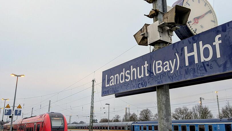 Ein trister Dezember-Morgen. Vom Bahnhof in Landshut kann man aktuell entweder mit der Bahn bis nach Freising fahren, um dort in einen Bus oder die S-Bahn umzusteigen. Oder aber man fährt mit einem Ersatzbus zum Flughafen und dann mit der S-Bahn weiter zum Hauptbahnhof. Ein trister Dezember-Morgen. Vom Bahnhof in Landshut kann man aktuell entweder mit der Bahn bis nach Freising fahren, um dort in einen Bus oder die S-Bahn umzusteigen. Oder aber man fährt mit einem Ersatzbus zum Flughafen und dann mit der S-Bahn weiter zum Hauptbahnhof.