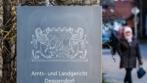 Eine Frau ist vor dem Landgericht Deggendorf wegen Mordes an ihrem Lebensgef&auml;hrten angeklagt. (Symbolfoto)