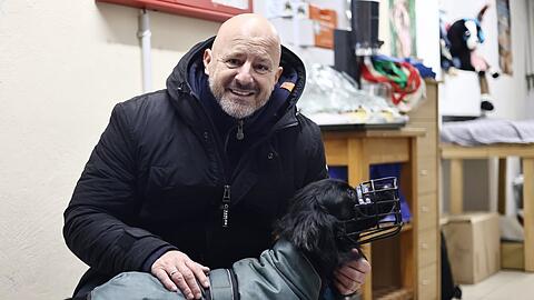 Detlef Steves hat ein gro&szlig;es Herz f&uuml;r Hunde - hier bei einer Spendenaktion in einem Tierheim.