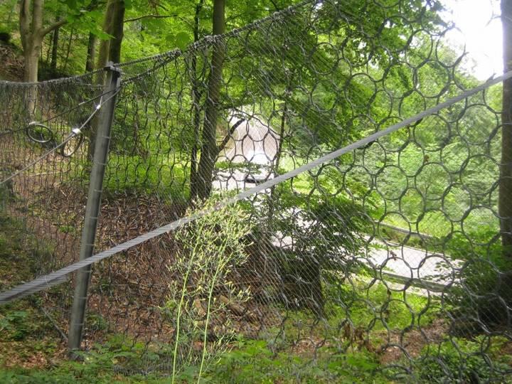 An der Isar soll der Hang mit Steinschlagschutznetzen besser abgesichert werden: Doch davor muss zunächst der Naturschutz konsultiert werden.