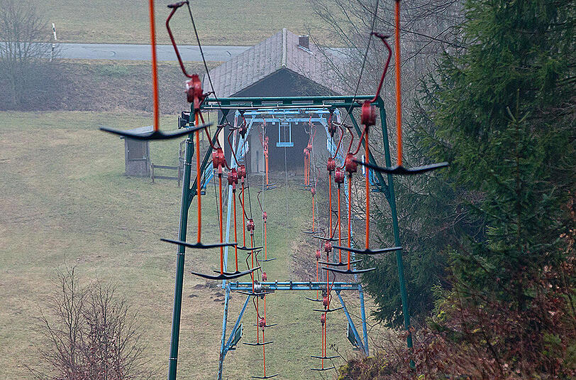 Wegen Schneemangel geschlossen: ein Schlepplift in einem bayerischen Mittelgebirge.