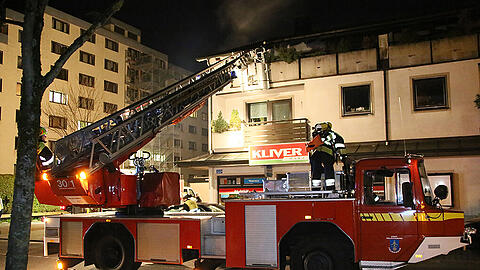 Bilder vom Brand aus Waldkraiburg. In der Küche einer Dachgeschosswohnung hat die Spülmaschine Feuer gefangen.