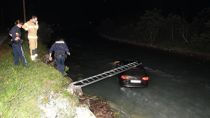 Wohl wegen eines Ausweichmanövers landeten die beiden Männer mit ihrem Auto im Rißbach. Die Bilder.