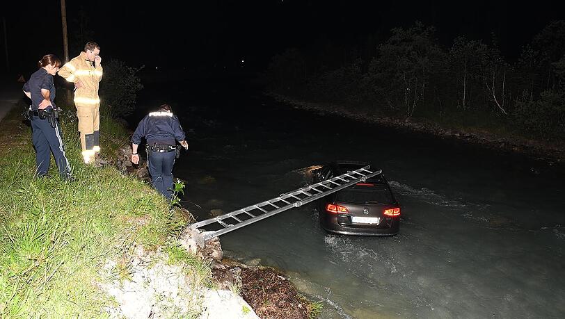 Wohl wegen eines Ausweichmanövers landeten die beiden Männer mit ihrem Auto im Rißbach. Die Bilder.