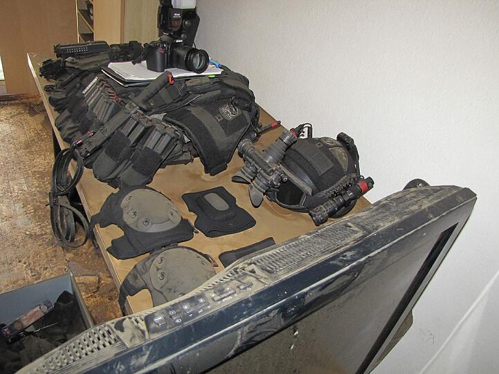 Im Schrank hatte Dominik H. seine Kampfausrüstung samt Waffen, Munition, Messern und Kleidung bereitgelegt.