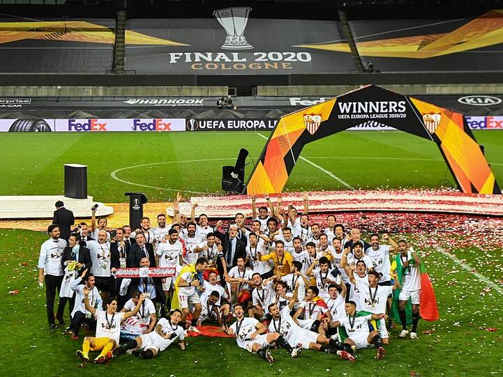 Die Spieler des FC Sevilla feiern den Sieg im Finale der Europa League.