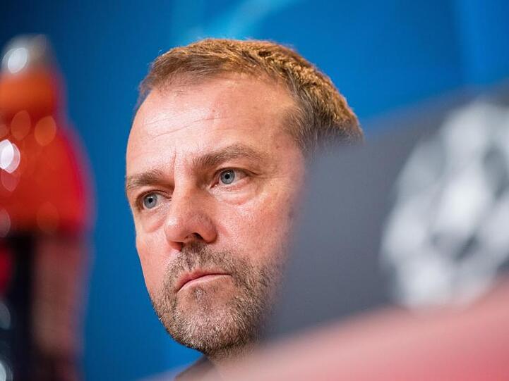 Trainer Hansi Flick vom FC Bayern München sitzt auf dem Podium. Foto: Matthias Balk/dpa