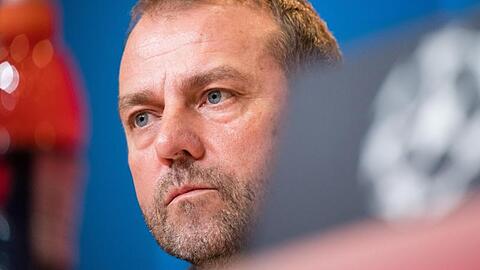 Trainer Hansi Flick vom FC Bayern München sitzt auf dem Podium. Foto: Matthias Balk/dpa
