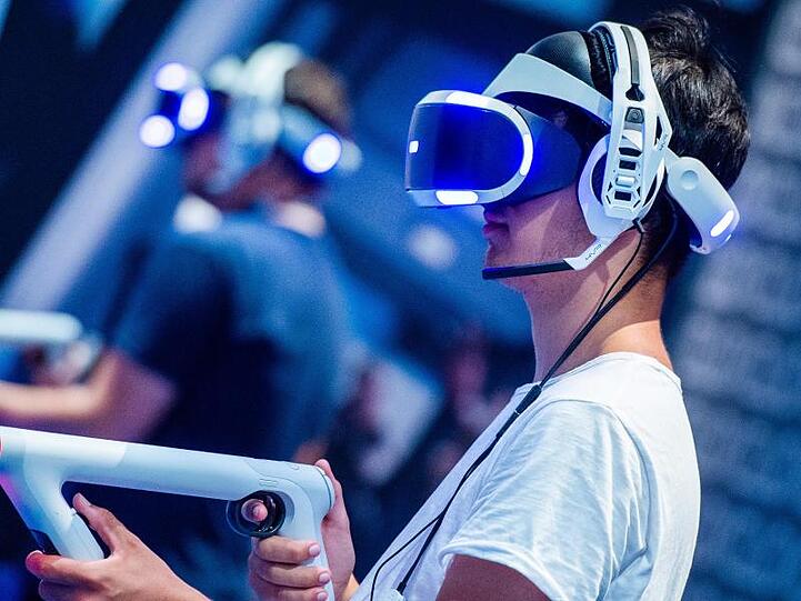 Ein Besucher der Gamescom 2018 probiert an einem Stand ein Videospiel mit einer VR-Brille aus. Die Gamescom in Köln steht dieses Jahr im Zeichen der eSport.