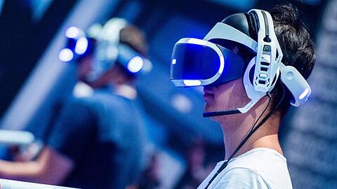 Ein Besucher der Gamescom 2018 probiert an einem Stand ein Videospiel mit einer VR-Brille aus. Die Gamescom in Köln steht dieses Jahr im Zeichen der eSport.