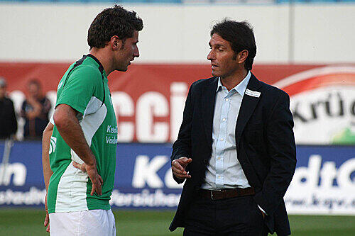 Gesprächsbedarf: Trainer Bruno Labbadia mit Torjäger Stefan Reisinger (li.). Präsident Helmut Hack hat schon gehandelt.