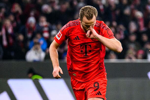 Harry Kane unterstützt Neuer – und sieht positiv.
