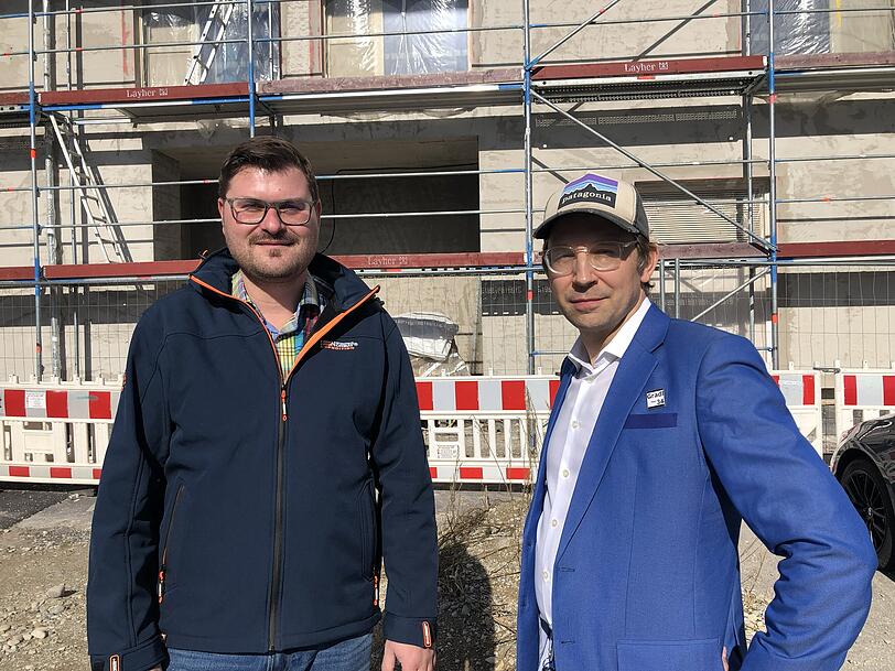In Freiham l&auml;sst die Stadt Infrastruktur verstauben, die sie f&uuml;r Millionen baute, erz&auml;hlen Sebastian Kriesel (links) und Nikolaus Gradl. Beide sind bei der CSU.