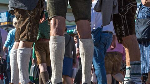 Auf dem Oktoberfest sind Lederhosen und Dirndl gerne gesehen - in einigen M&uuml;nchner Bars dagegen nicht.