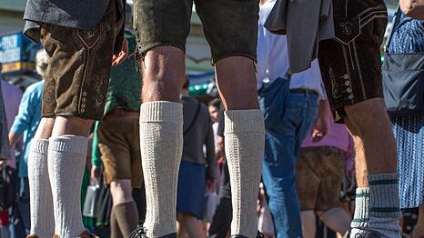 Auf dem Oktoberfest sind Lederhosen und Dirndl gerne gesehen - in einigen M&uuml;nchner Bars dagegen nicht.