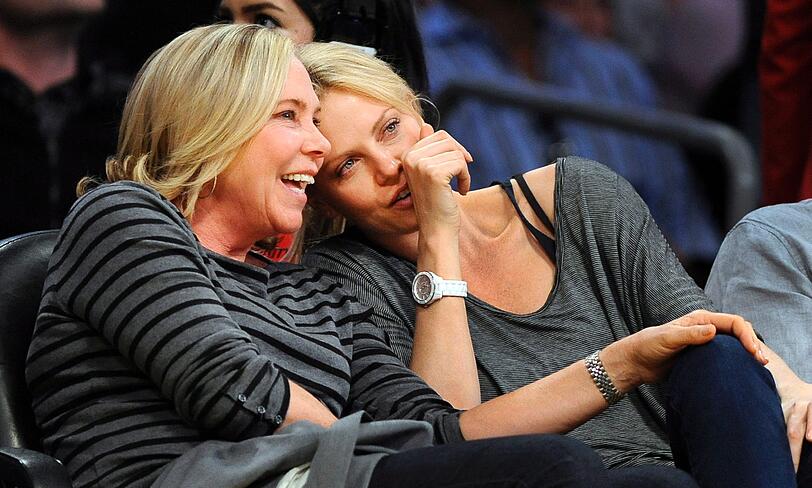 ...und Charlize Theron mit...
