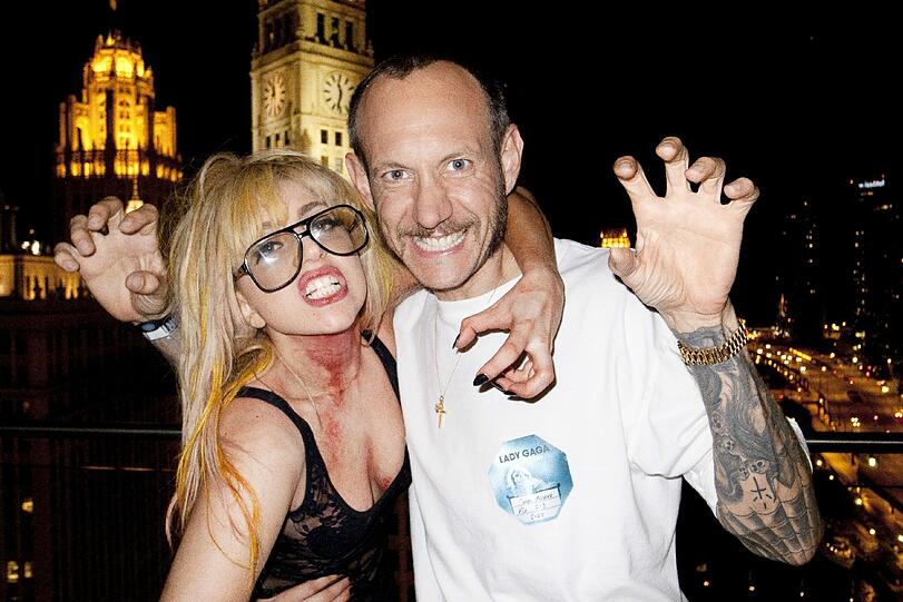 (Kunst-)Blutverschmiert macht Lady Gaga a.k.a. Stefani Joanne Angelina Germanotta nach einem Gig mit der Crew die Stadt unsicher.