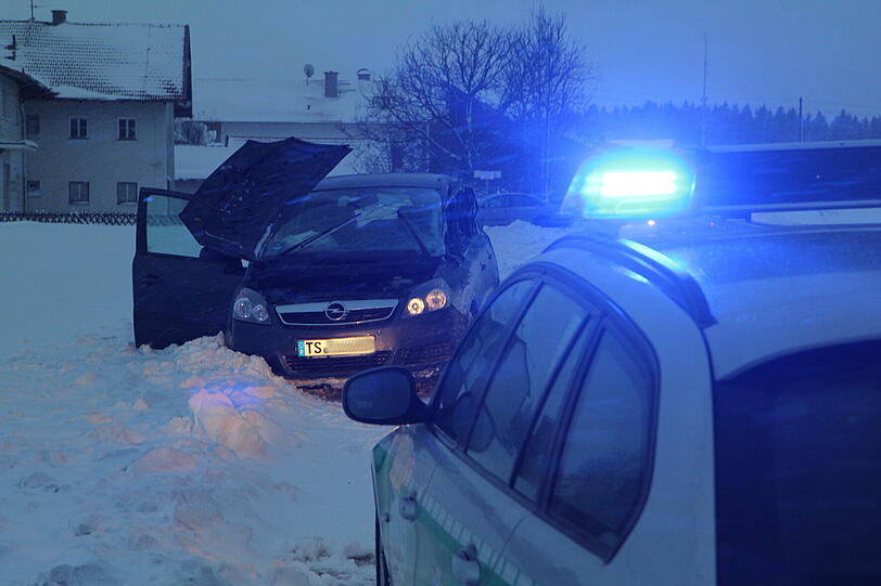 In Weibhausen ist ein Klein-LKW ins Schleudern gekommen und hat einen PKW mit seinem Heck gerammt.