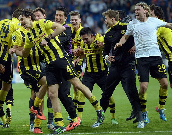Die Spieler von Borussia Dortmund stehen trotz einer 0:2-Niederlage im Finale von Wembley.