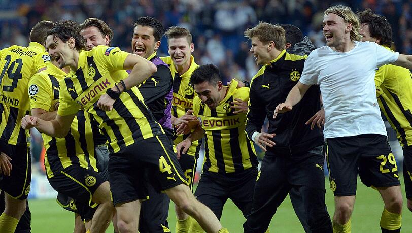 Die Spieler von Borussia Dortmund stehen trotz einer 0:2-Niederlage im Finale von Wembley. Die Spieler von Borussia Dortmund stehen trotz einer 0:2-Niederlage im Finale von Wembley.