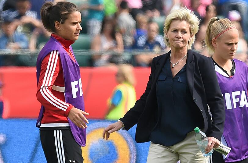 Die Enttäuschung nach der Niederlage gegen England bei der Frauen-WM in Kanada steht Bundestrainerin Silvia Neid ins Gesicht geschrieben.