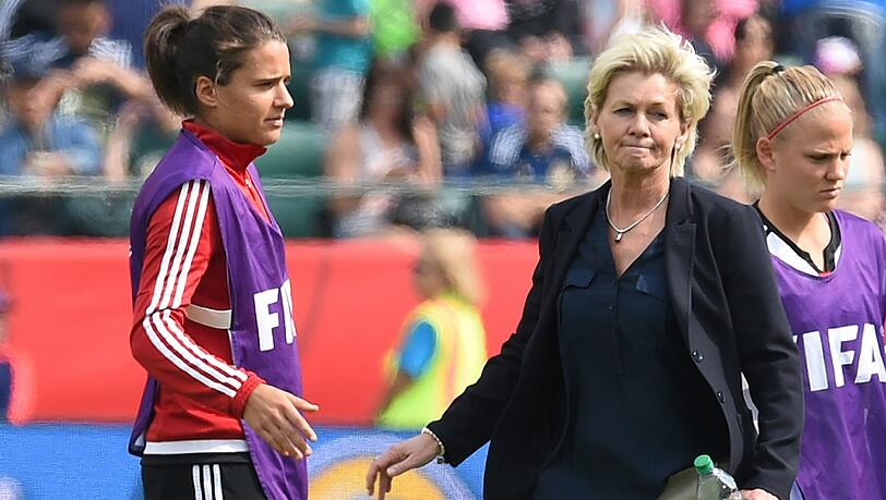 Die Enttäuschung nach der Niederlage gegen England bei der Frauen-WM in Kanada steht Bundestrainerin Silvia Neid ins Gesicht geschrieben. Die Enttäuschung nach der Niederlage gegen England bei der Frauen-WM in Kanada steht Bundestrainerin Silvia Neid ins Gesicht geschrieben.