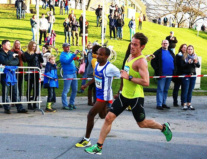 Am Samstag liefen mehr als 1.700 Münchner durch den Olympiapark. Die Bilder vom Nikolauslauf.