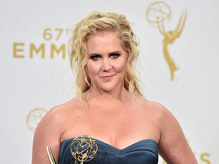 Amy Schumer zeigt stolz ihren Emmy