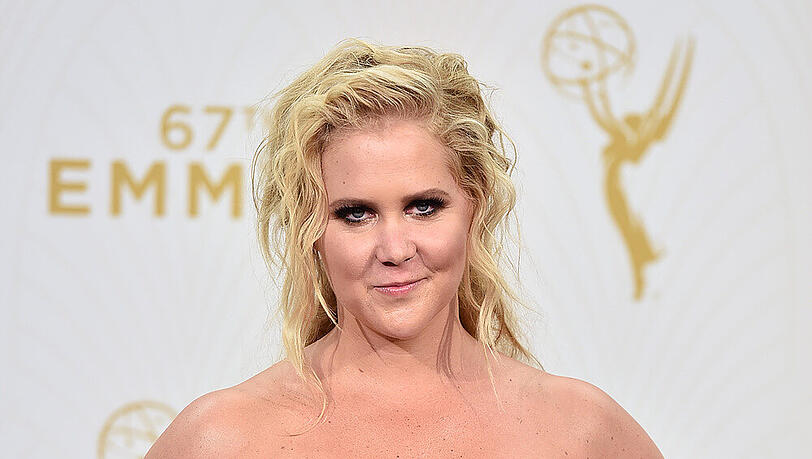 Amy Schumer zeigt stolz ihren Emmy Amy Schumer zeigt stolz ihren Emmy