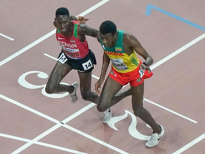 Finale über 3000 Meter Hindernis: Conseslus Kipruto (l) aus Kenia gewinnt vor dem Äthiopier Lamecha Girma.