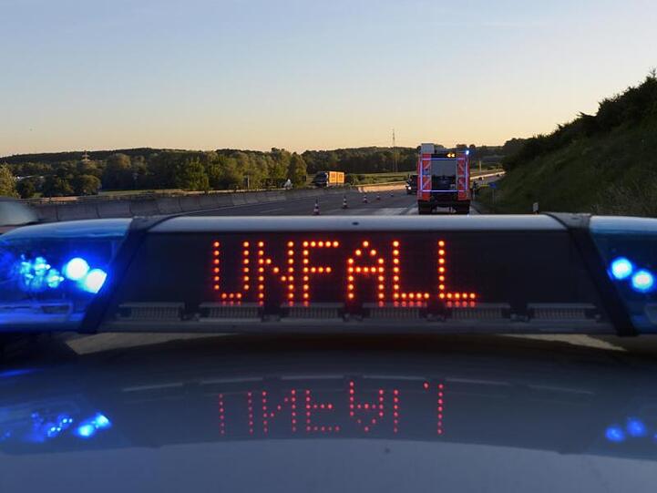 Auf einem Polizeiauto warnt eine Leuchtschrift vor einer Unfallstelle. Foto: Stefan Puchner/dpa/Symbolbild