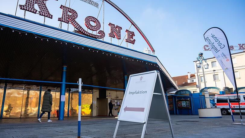 Ein Mann auf dem Weg zur Impfaktion im Circus Krone. Ein Mann auf dem Weg zur Impfaktion im Circus Krone.