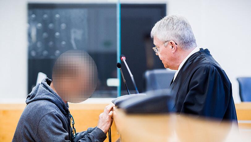 Hat er seine eigene Familie angegriffen, seine Frau getötet und seine Tochter lebensgefährlich verletzt? Der Angeklagte will sich im Prozess äußern. Hat er seine eigene Familie angegriffen, seine Frau getötet und seine Tochter lebensgefährlich verletzt? Der Angeklagte will sich im Prozess äußern.