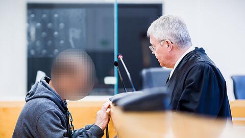 Hat er seine eigene Familie angegriffen, seine Frau get&ouml;tet und seine Tochter lebensgef&auml;hrlich verletzt? Der Angeklagte will sich im Prozess &auml;u&szlig;ern.