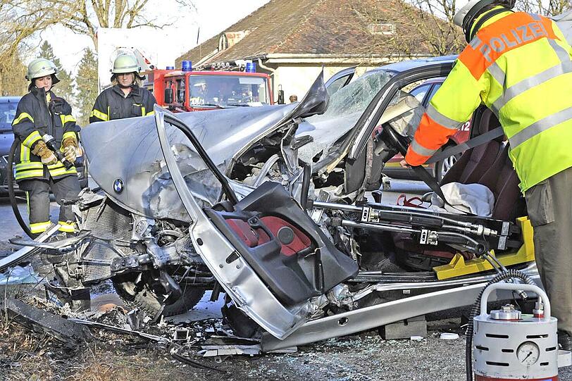 Der Fahrer dieses Autowracks überlebte den Unfall mittelschwer verletzt.