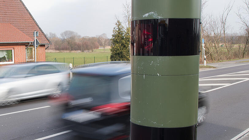 Weil sich die Verkehrsdelikte und Tempovergehen häuften, musste der Mann die doppelte Geldbuße zahlen. (Archivbild)