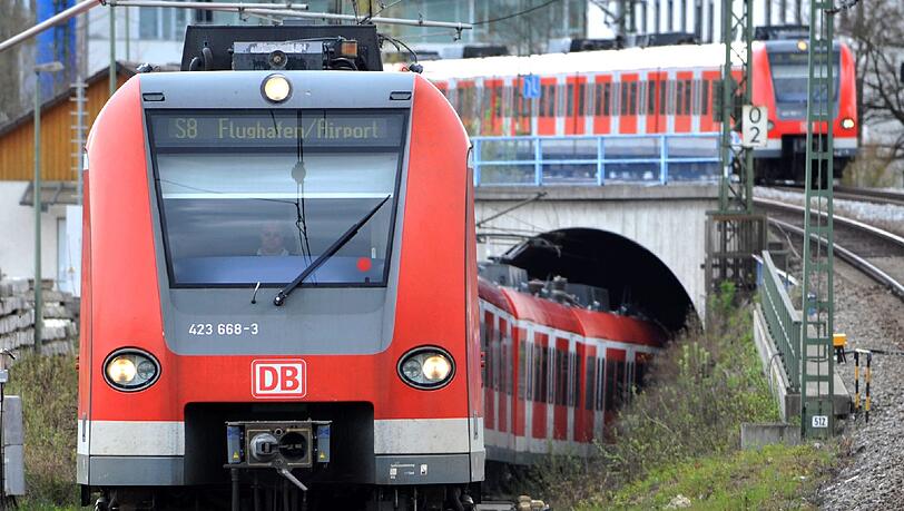 Am frühen Mittwochmorgen irrt ein junger Mann betrunken durch den S-Bahntunnel: Die Polizei sammelt ihn ein, die Gleise mussten gesperrt werden. Am frühen Mittwochmorgen irrt ein junger Mann betrunken durch den S-Bahntunnel: Die Polizei sammelt ihn ein, die Gleise mussten gesperrt werden.