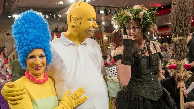 Die bayerische Wirtschaftsministerin Ilse Aigner kam als Hexe und Finanzminister Markus Söder als Homer Simpson zur Fernseh-Prunksitzung "Fastnacht in Franken". Die bayerische Wirtschaftsministerin Ilse Aigner kam als Hexe und Finanzminister Markus Söder als Homer Simpson zur Fernseh-Prunksitzung "Fastnacht in Franken".