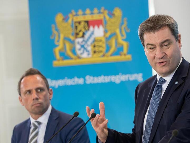 Markus Söder (r, CSU), Ministerpräsident von Bayern, steht neben Thorsten Glauber (Freie Wähler), Umweltminister. Foto: Peter Kneffel