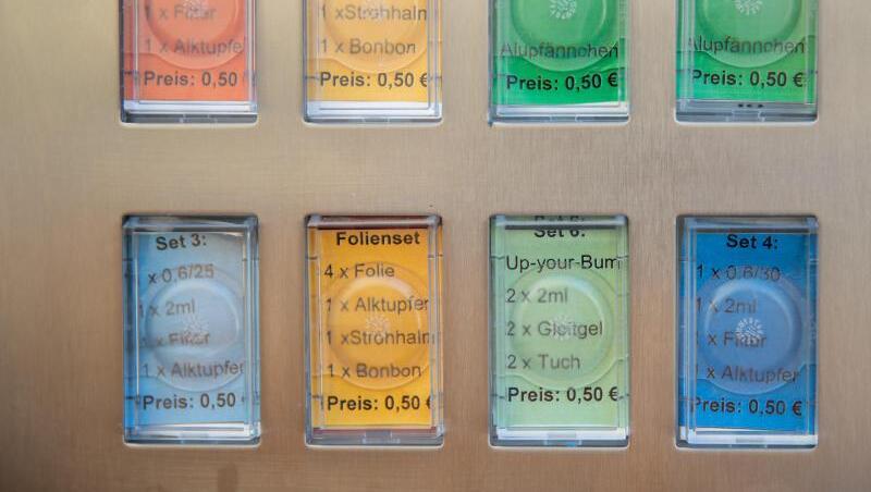 Unterschiedliche Utensilien zum Spritzbesteck werden in einem Spritzenautomaten für Drogenabhängige angeboten. Foto: Daniel Karmann Unterschiedliche Utensilien zum Spritzbesteck werden in einem Spritzenautomaten für Drogenabhängige angeboten. Foto: Daniel Karmann