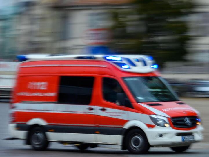 Ein Rettungsfahrzeug der Feuerwehr fährt mit Blaulicht bei einem Einsatz. Foto: Jens Büttner/zb/dpa/Archivbild