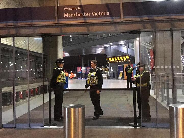 Am Bahnhof Victoria Station hatte ein Mann drei Menschen mit einem Messer verletzt.