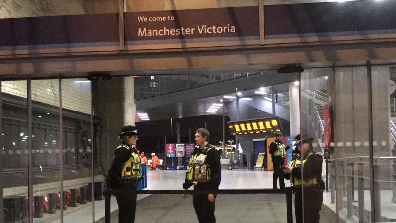 Am Bahnhof Victoria Station hatte ein Mann drei Menschen mit einem Messer verletzt. Am Bahnhof Victoria Station hatte ein Mann drei Menschen mit einem Messer verletzt.