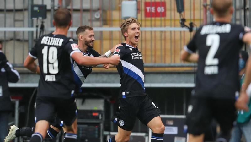 Der Bielefelder Torschütze Joan Simun Edmundsson (M) feiert seinen Treffer.