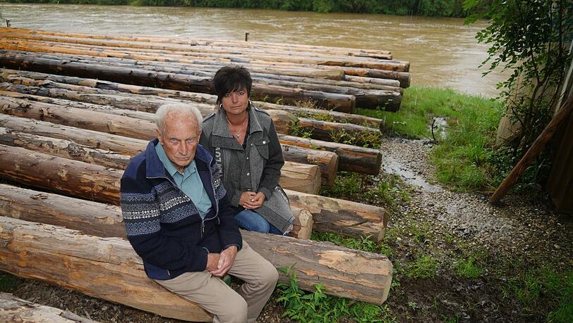 Vater Franz Seitner mit Tochter Monika Seitner an der Loisach - Floßlände bei der Scheiterleiten in Wolfratshausen.