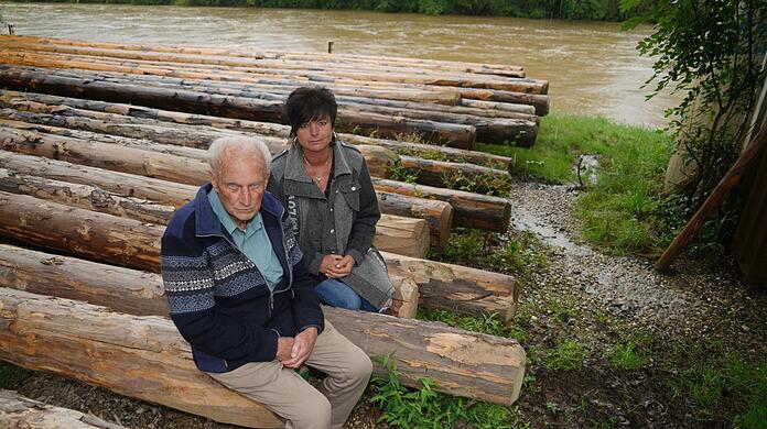 Vater Franz Seitner mit Tochter Monika Seitner an der Loisach - Floßlände bei der Scheiterleiten in Wolfratshausen.